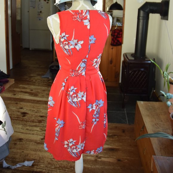 Coral flowered dress (With pockets!) - Picture 2 of 7